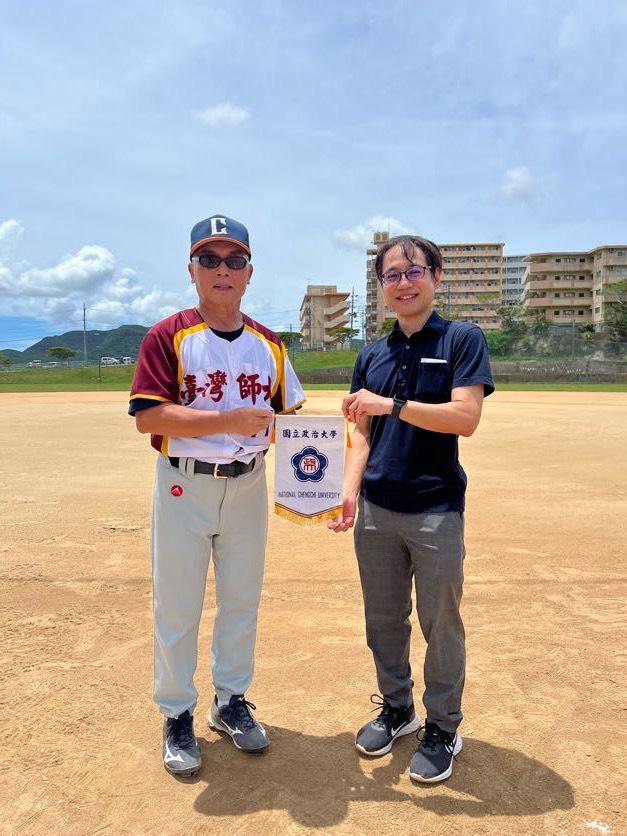 国立台湾政治大学監督王教授と名桜大学軟式野球部長本村教授.jpg