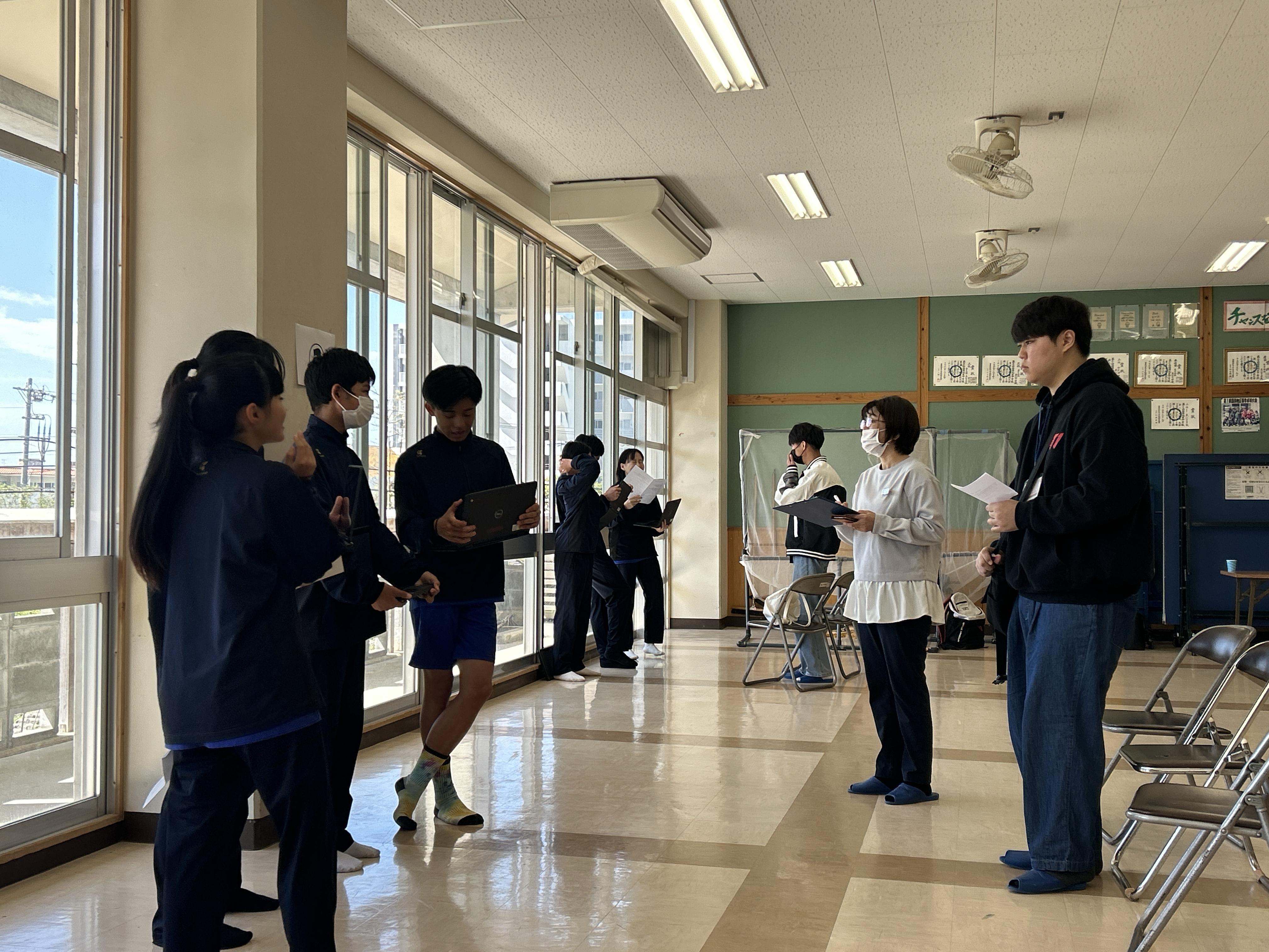 中学生と留学生の交流場面.JPG