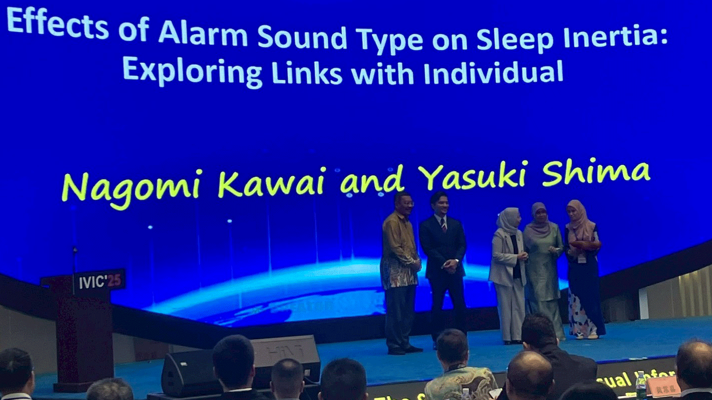 写真1_Best Paper Award受賞の瞬間.gif