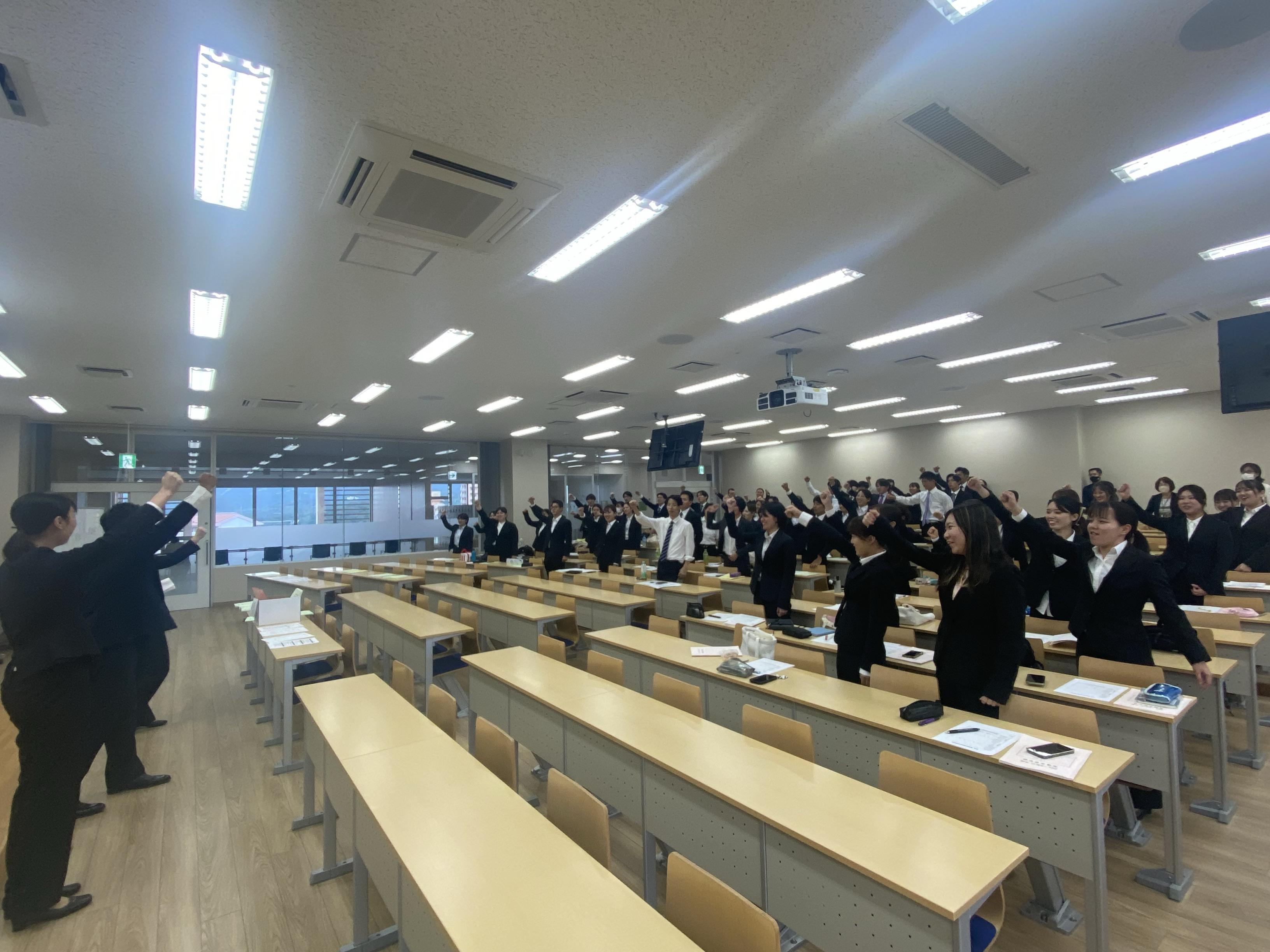 実習生全員で「頑張ろう！」.jpg